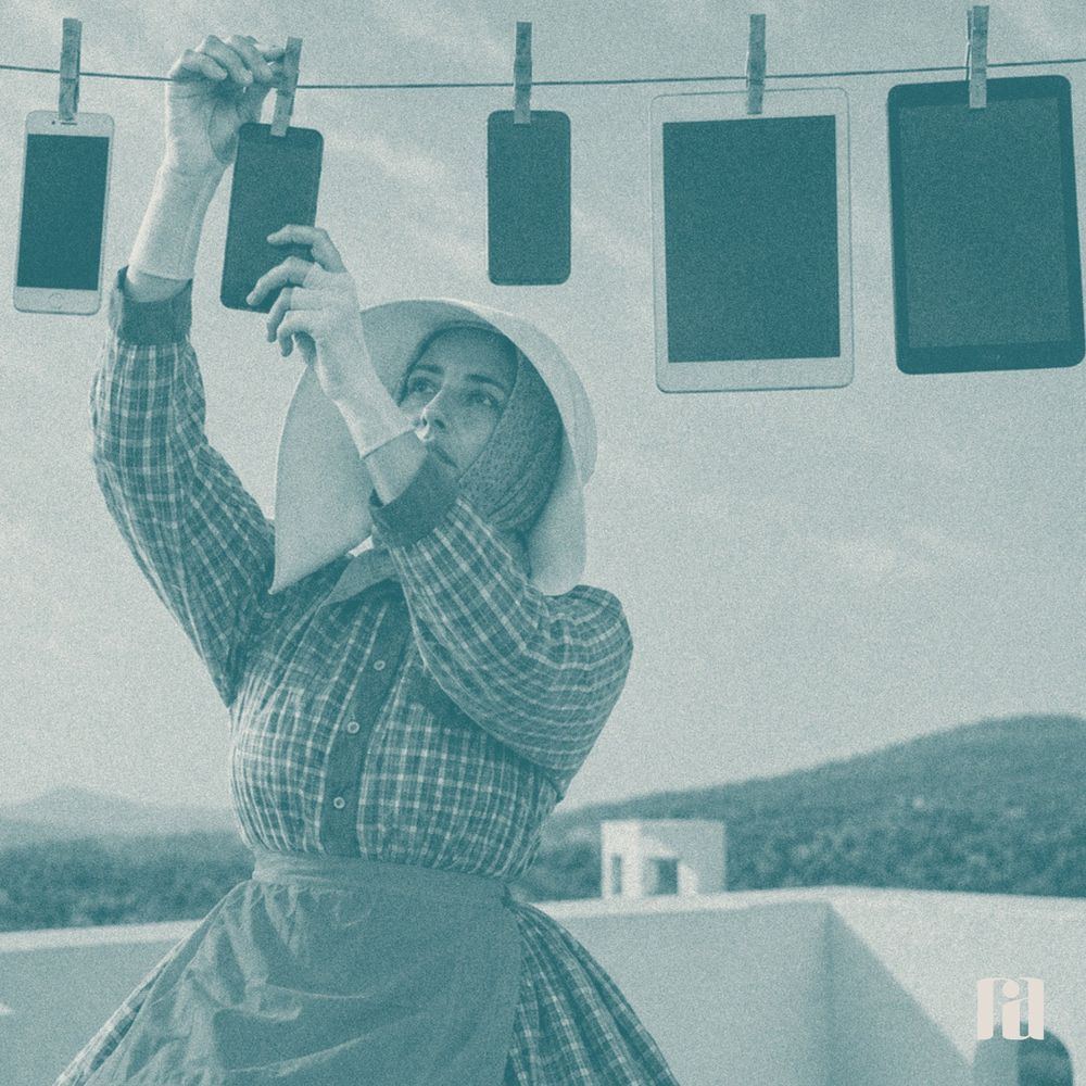 Mujer tendiendo tabletas y móviles en una cuerda, como ropa al sol